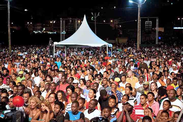 A hospitalidade cabo-verdiana, aliada à beleza natural das ilhas de Santiago, que é a maior do arquipélago, Sal, Boa Vista, São Vicente e Fogo, estimula um fluxo constante de visitantes em busca de cultura, música, natureza e tranquilidade.
