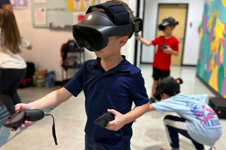 O restante do tempo é dedicado a workshops e atividades práticas que estimulam empreendedorismo, finanças e criatividade.