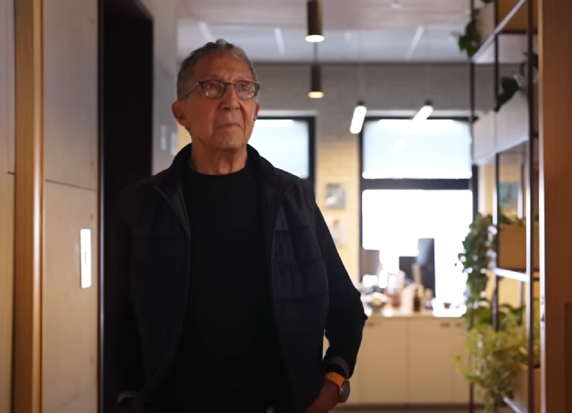 Mas a marca de enorme relevância trouxe muitos desafios, tais como o enfrentamento de crises econômicas, disputas familiares, a chegada de concorrentes estrangeiros e até mesmo um sequestro.
