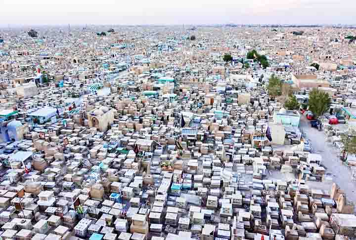 Recentemente, a pandemia de Covid causou um aumento significativo na mortalidade dos iraquianos. Durante a pandemia de coronavírus, tivemos 5 mil a 6 mil corpos a mais ao longo de um ano, relatou o coveiro Thamer Moussa Hreina.
