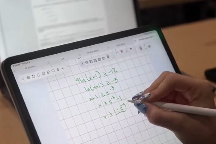 Apesar do crescimento, o modelo recebe críticas de especialistas, que apontam riscos como excesso de tempo em frente a telas e prejuízos à socialização.