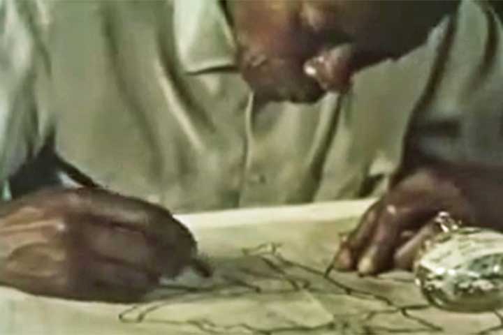 Heitor dos Prazeres nasceu em 23 de setembro de 1898, período em que o Brasil ainda vivia os primeiros anos após a abolição da escravatura. Multifacetado, foi compositor, músico e artista plástico, além de ter exercido ofícios como sapateiro, alfaiate, jornaleiro e marceneiro. 

