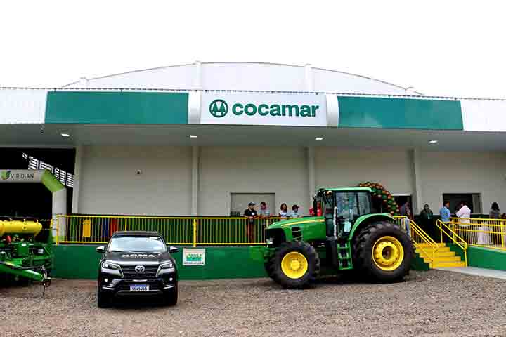 O agronegócio ainda ocupa papel relevante, com destaque para a produção de grãos, frutas e insumos agrícolas. Cooperativas como a Cocamar são fundamentais na geração de empregos e no fortalecimento do mercado regional.