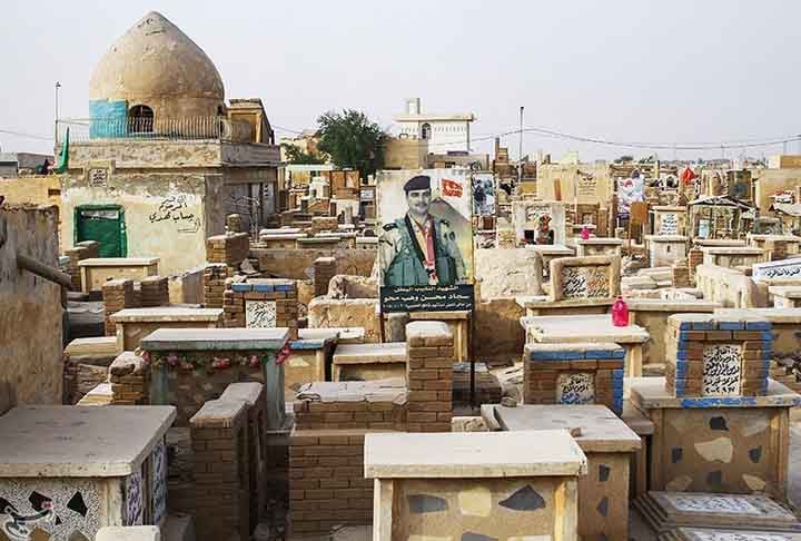 Uma das lápides, por exemplo, exibe a foto de um jovem sorridente em uniforme do Exército iraquiano, identificado como o mártir Ahmed Nasser al-Mamouri, falecido em 7 de abril de 2016.