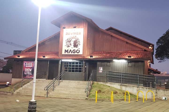 O Teatro Reviver tem 411m² construídos em madeira e sua arquitetura lembra um casarão. Conta com equipamentos de som e luz, 03 camarins e palco com 72 m². Sua capacidade é para 207 espectadores.