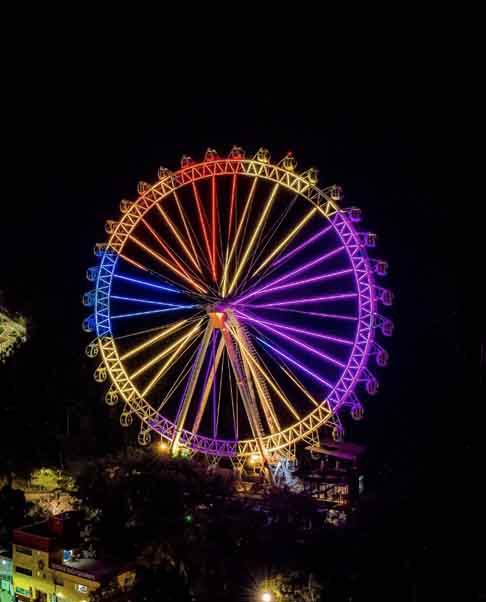A roda-gigante de Balneário Camboriú está numa área privada de 37 mil metros quadrados. Ao todo são 36 cabines climatizadas com vista panorâmica tanto da cidade como da orla catarinense, com capacidade para seis pessoas sentadas. 