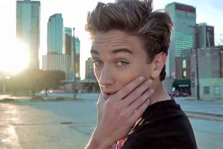 Aos 11 anos, já morando em Los Angeles, na Califórnia, conquistou o seu primeiro trabalho no cinema, iniciando a almejada carreira de ator.
