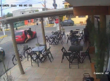 Vídeo mostra momento em que vítima de sequestro salta de carro em movimento em Aracati 