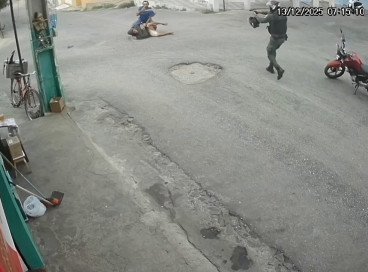 Câmera de vigilância flagrou o momento em que um PM, que se deslocava para assumir o serviço, deparou-se com um homem tentando matar outro com uma faca e rendeu o agressor 