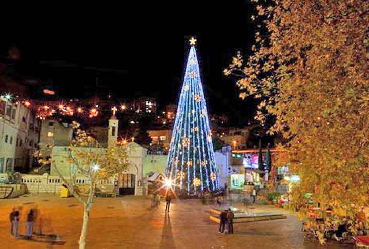 Na cidade de Nazaré, em Israel — a maior cidade árabe do país e local sagrado para o cristianismo —, é montada anualmente uma grande árvore de Natal iluminada, que atrai cristãos, muçulmanos e judeus israelenses. Durante as festas, a cidade recebe multidões de peregrinos que visitam a Basílica da Anunciação e participam das celebrações natalinas.