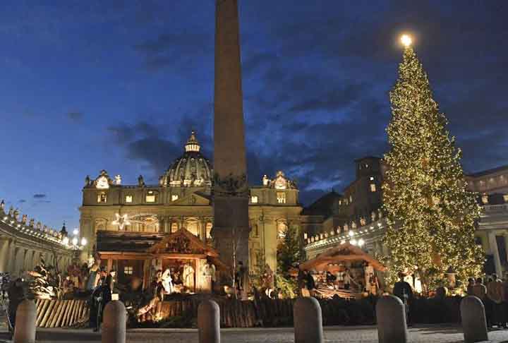O Vaticano celebra o Natal com um presépio e uma grande árvore iluminada na Praça São Pedro, tradição iniciada em 1982 por João Paulo II. Em 2023, a árvore foi um abeto de 28 metros de altura, vinda da região de Trentino, transportada gratuitamente pela empresa Viberti, conforme divulgado oficialmente pelo Vaticano.