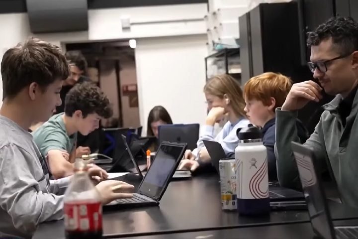 Além disso, é necessário pagar uma taxa não reembolsável de 100 dólares (em torno de (R$ 544) por aluno.