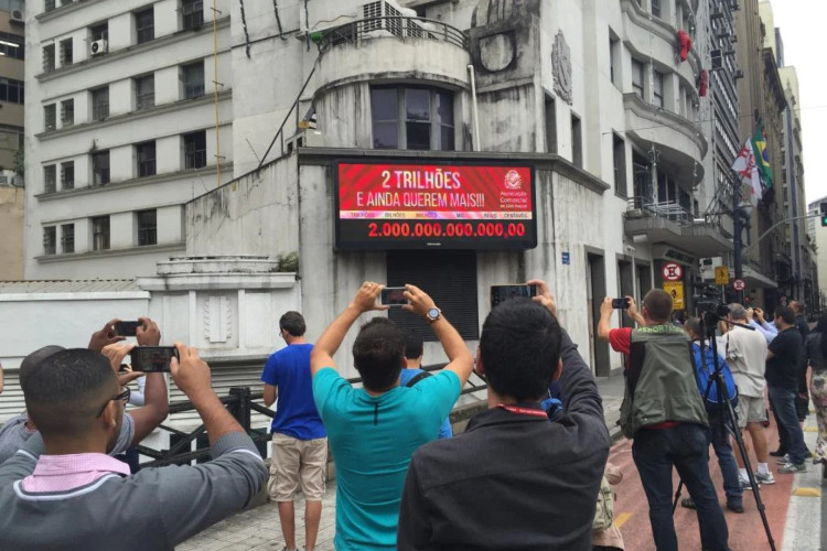 Em 2015, o Impostômetro da Associação Comercial de São Paulo (ACSP) atinge pela primeira vez na história, a marca de R$ 2 trilhões 