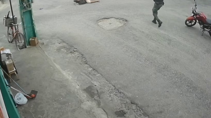 Câmera de vigilância flagrou o momento em que um PM, que se deslocava para assumir o serviço, deparou-se com um homem tentando matar outro com uma faca e rendeu o agressor 