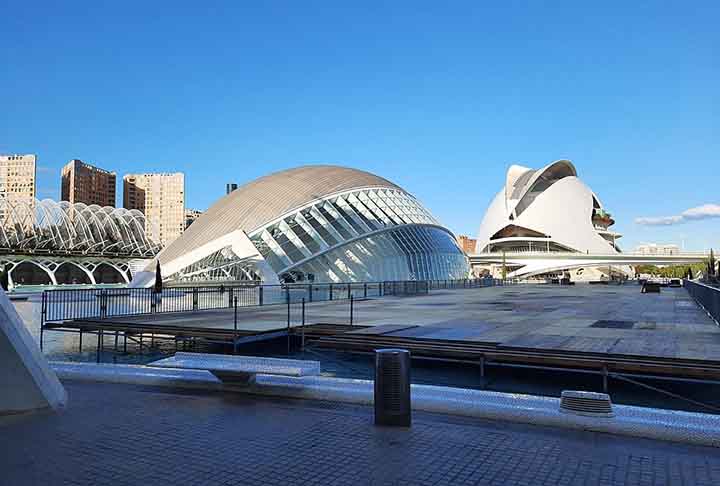 Cidade das Artes e Ciências - Valência - Espanha. É um complexo arquitetônico e cultural, inaugurado em 2000. Inclui o Oceanográfico, o maior aquário da Europa, o Museu de Ciências Príncipe Felipe, o Hemisférico, um cinema IMAX, e o Palácio das Artes Reina Sofia, dedicado à ópera e concertos. Com seu design futurista e inovador, o complexo é um importante destino turístico e cultural em Valência.