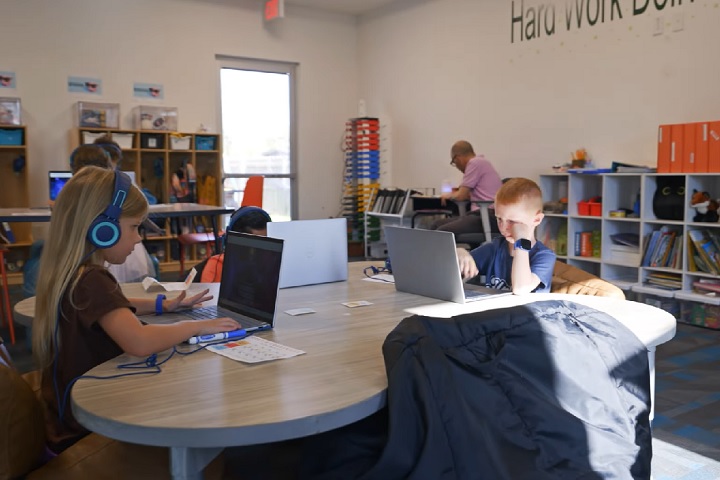 Eles alertam para a falta de dados robustos sobre o sucesso dos alunos e questionam a qualificação dos guias para substituir professores.