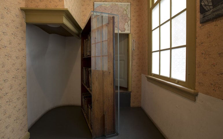 O abrigo era protegido por uma estante de livros bem em frente à porta, fato que tornava o local quase imperceptível. O lugar se tornou um museu e todos os detalhes da época estão conservados da mesma maneira