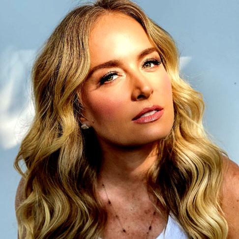 Angélica é apresentadora, atriz e ex-cantora, nascida em Santo André (SP) em 30/11/ 1973. Ficou famosa ainda criança com o programa “Clube da Criança” e consolidou carreira na TV Globo com atrações como “Vídeo Game” e “Estrelas”. Nos últimos anos, tem se dedicado a projetos pontuais e a apresentar o podcast “Angélica: 50 & Tanto” (GNT/Globoplay), lançado em 2023.