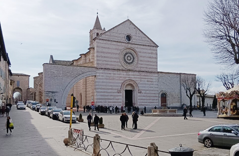 Dedicada à seguidora de São Francisco, Santa Clara, a igreja abriga seu corpo incorrupto e o crucifixo que teria falado com Francisco. É um local de devoção e beleza arquitetônica.