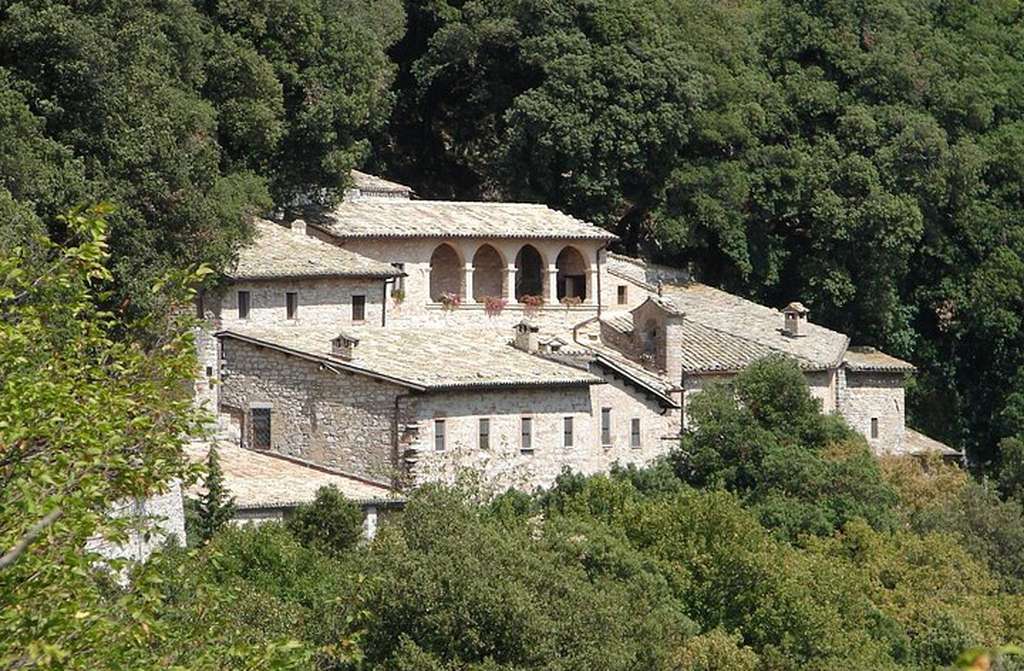 Localizado nas encostas do Monte Subásio, o Eremitério das Carceri é onde São Francisco se retirava para meditar. Cercado por bosques, transmite uma atmosfera de paz e introspecção.