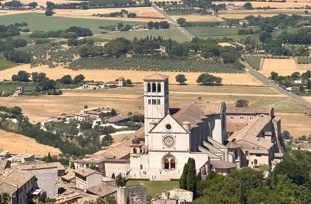 A paisagem bucólica da cidade localizada na região da Úmbria reflete o espírito contemplativo de São Francisco e inspira visitantes com sua beleza serena.