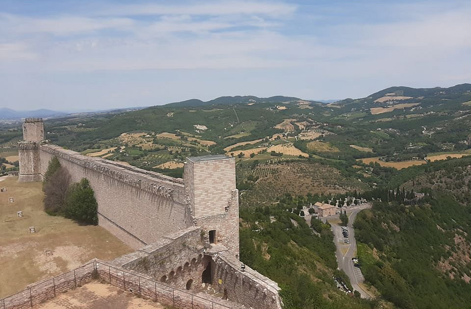 A fortaleza medieval Rocca Maggiore domina a cidade do alto e oferece vistas panorâmicas do Vale de Spoleto. Construída no século 12, foi ampliada por Frederico II e é um símbolo da resistência histórica de Assis.