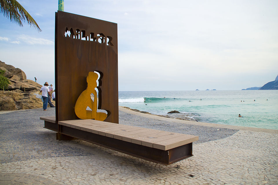 A autora destaca Millôr como um dos criadores da “Cultura do Carioquismo”, que fez do Rio uma metáfora do Brasil. O livro revisita invenções atribuídas ao cronista, como o frescobol, e sua atuação artesanal desde os tempos de O Cruzeiro. 