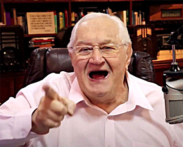 Sua origem russa vem da família paterna, descendente de judeus russos que emigraram para o Brasil no início do século XX. O sobrenome Casoy (com variação Krasoi/Krasnoi) remete a essa herança eslava, embora ele não utilize outras formas russificadas do nome em seu trabalho.