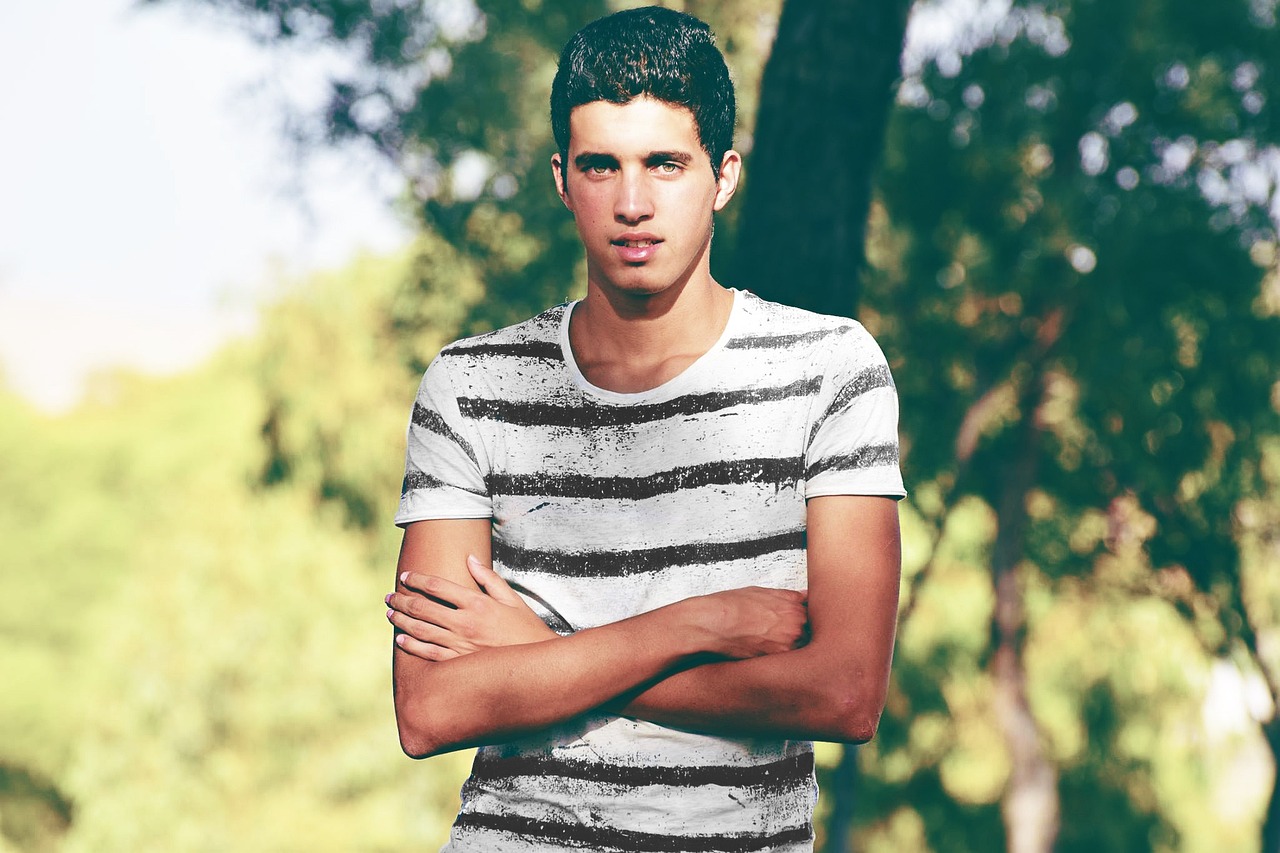 Cruzar os braços - Gesto normal que não tem nenhum significado especial na maioria dos lugares. 