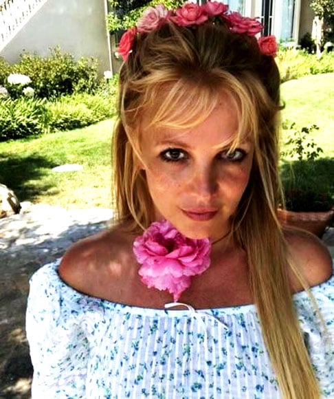 Britney Spears completou 44 anos em 2 de dezembro de 2025 e, para celebrar, lançou uma nova edição de sua biografia “A Mulher em Mim”, originalmente publicada em 24 de outubro de 2023. Agora com bordas cor-de-rosa, formato de bolso.