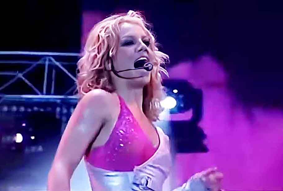 Britney Spears nasceu em 2 de dezembro de 1981, em McComb, Mississippi, e cresceu em Kentwood, Louisiana, para onde se mudou com a mãe ainda na infância.
