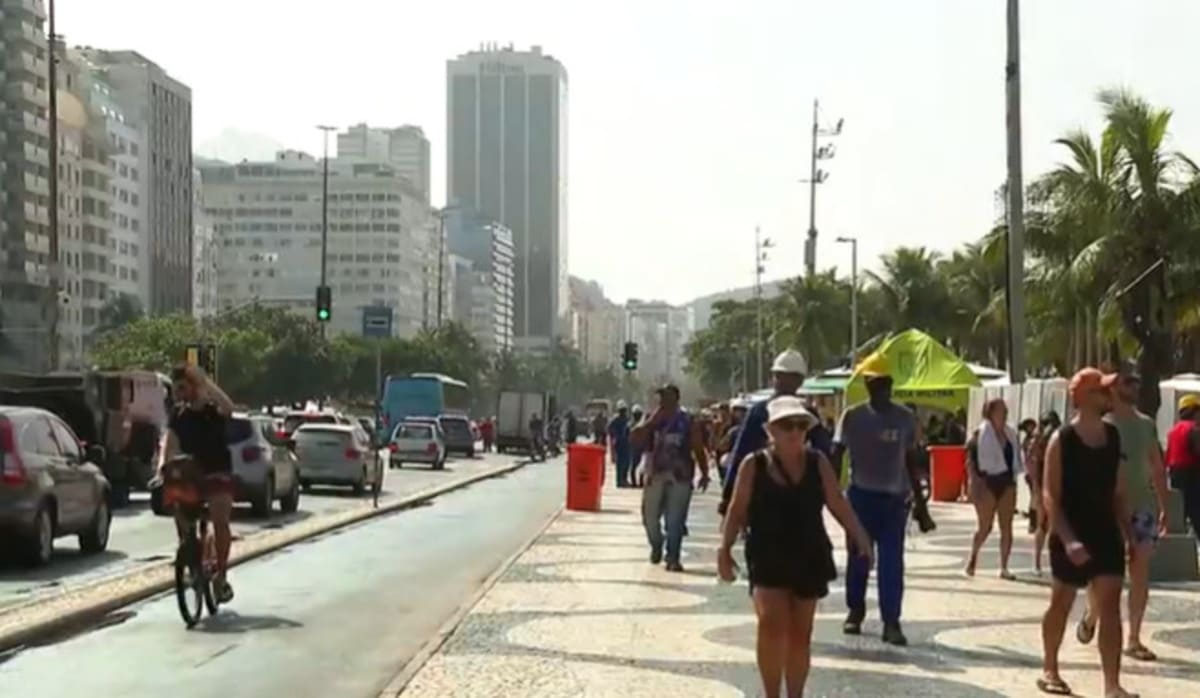 A capital, Rio de Janeiro, possui 6.211.423 habitantes e é conhecida mundialmente por suas praias e o Cristo Redentor.  São Gonçalo, com 896.744 habitantes, é uma cidade residencial e industrial na região metropolitana. 
