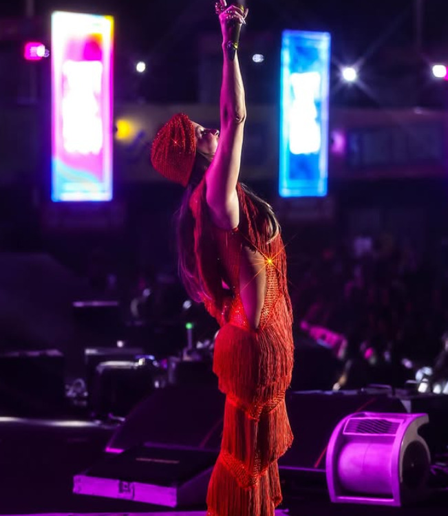 Recentemente, Claudia Leitte ficou no centro de uma controvérsia após alterar a letra da música Caranguejo, substituindo a expressão rainha Iemanjá por rei Yeshua (uma referência a Jesus em hebraico). A troca causou polêmica e debates sobre possível intolerância religiosa.