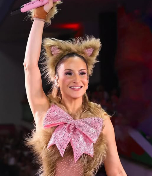 Claudia Leitte subiu mais uma vez no trio do Carnatal para dar início à maratona de shows do verão e não esconde a empolgação com o momento que vive. Antes da apresentação, a cantora afirmou que a expectativa é especial como nunca.