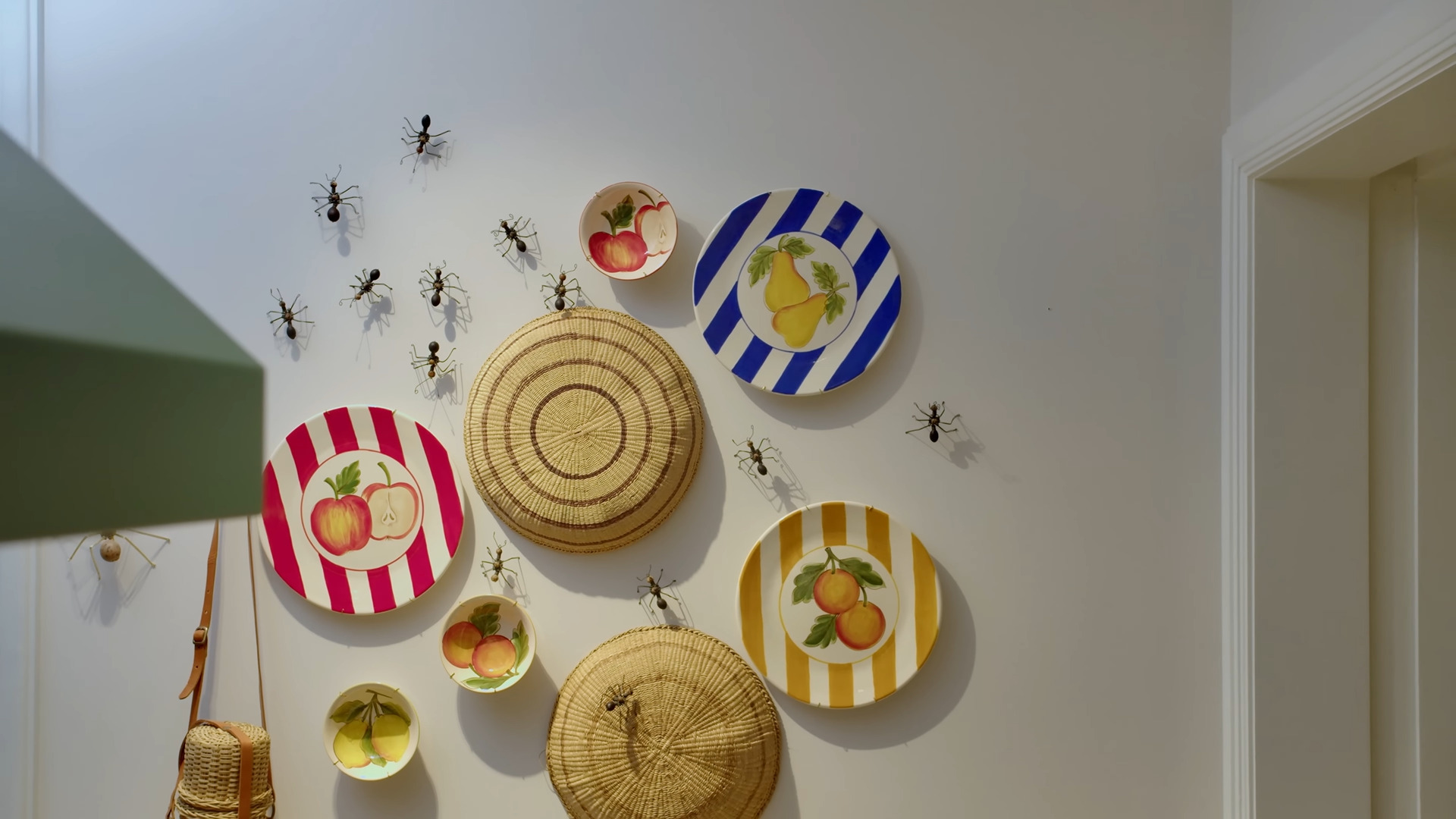 Entre os detalhes afetivos está a pequena escultura de uma formiga, originária da Bahia, que integra a decoração da cozinha. 
