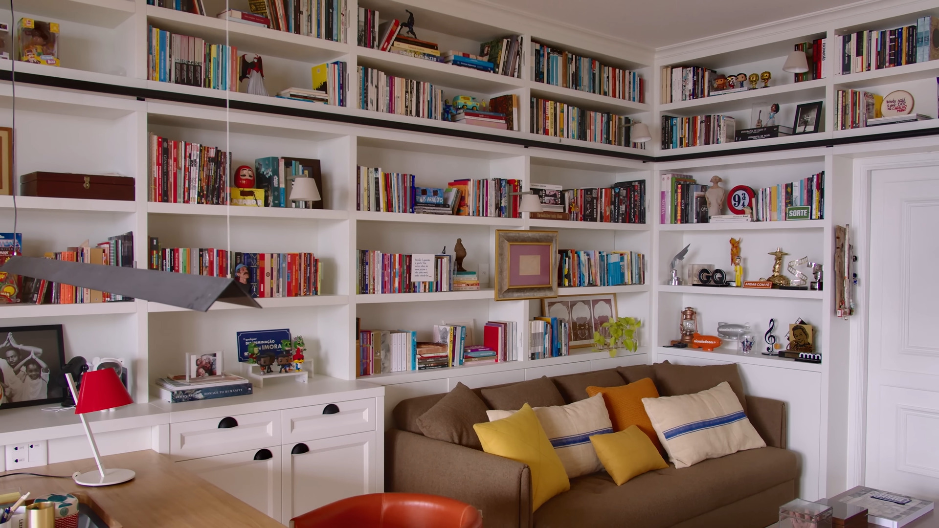 Ainda conta com uma área mais confortável, equipada com televisão e sofá, onde o casal assiste aos filmes e projetos que realiza. 
