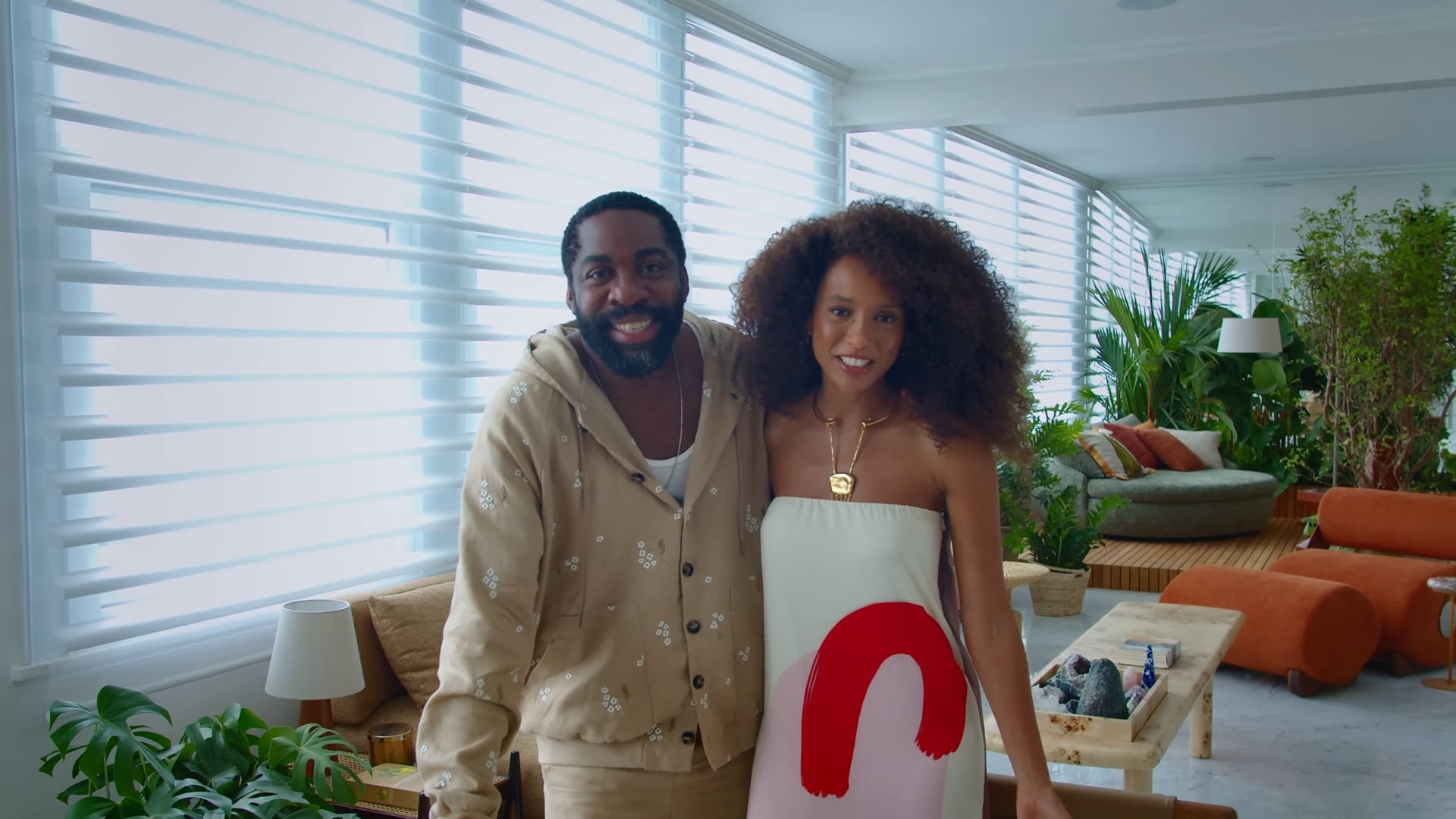 Taís Araújo e Lázaro Ramos apresentaram o novo apartamento do casal, localizado na Zona Sul do Rio de Janeiro, em um tour intimista para o canal da Casa Vogue no YouTube. O imóvel, construído nos anos 1950, foi inicialmente alugado para um período de teste e, depois, comprado em definitivo.
