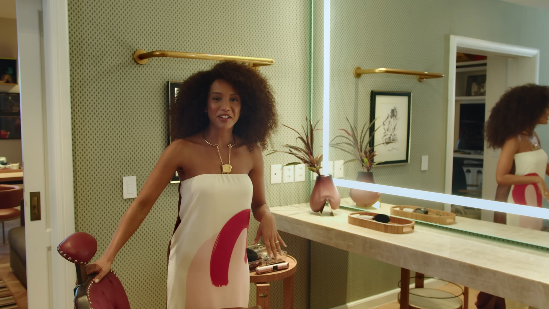 Taís ganhou um novo camarim, que pode ser completamente isolado por meio de uma porta de madeira e outra de vidro. 
