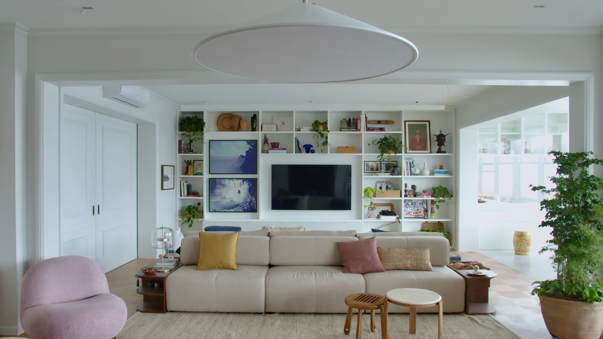 A decisão de adquirir o apartamento surgiu do desejo de uma rotina mais prática e leve, após anos vivendo em uma casa muito grande que exigia manutenção intensa e inúmeros funcionários.
