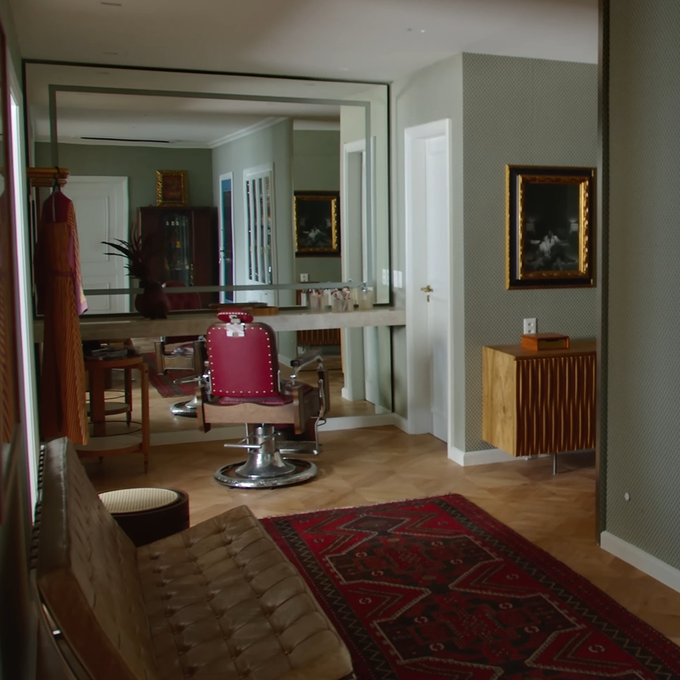 O espaço é essencial para a atriz, que costuma se arrumar em casa para seus trabalhos.
