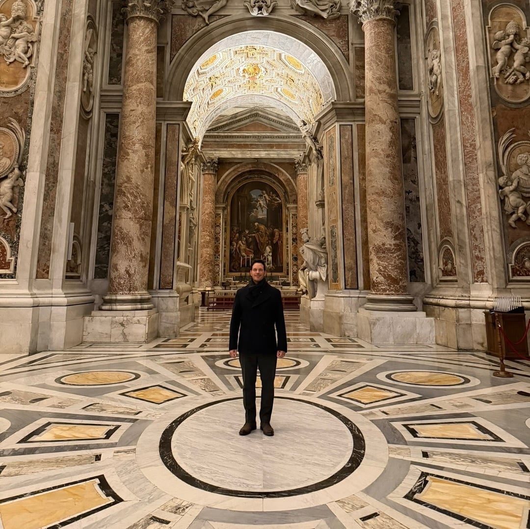 Chris Pratt estrelará um documentário sobre a descoberta do túmulo do Apóstolo Pedro na Necrópole Vaticana, localizada sob a Basílica de São Pedro, com lançamento previsto para 2026, ano que marca os 400 anos da dedicação da atual basílica. A produção é assinada pela Vatican Media, pela Fabbrica di San Pietro e pela AF Films, com direção da espanhola Paula Ortiz e roteiro de Andrea Tornielli, acompanhado por Pietro Zander.
