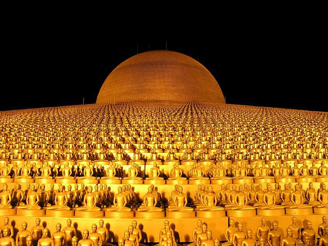 A festa da iluminação de Buda, também conhecida como Vesak, é uma das datas mais importantes do calendário budista. Entre 1º e 8 de  dezembro, os budistas celebram em vários templos espalhados pelo país. 