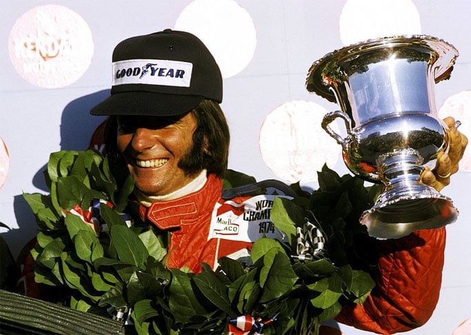 Emerson Fittipaldi é ex-piloto de Fórmula 1, empresário e comentarista, nascido em São Paulo (SP) em 12 de dezembro de 1946. Bicampeão mundial (1972 e 1974), correu por equipes como Lotus e McLaren, tornando-se um dos maiores nomes do automobilismo brasileiro e também campeão das 500 Milhas de Indianápolis.