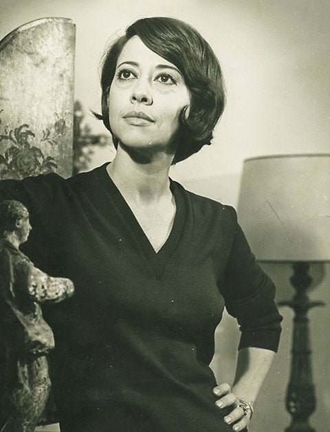 Sua origem russa vem da parte materna, descendente de judeus do Leste Europeu que imigraram para o Brasil. Seu nome de batismo, Arlette Pinheiro Esteves da Silva, não preserva sobrenome russo, mas a linhagem está registrada na história familiar materna.