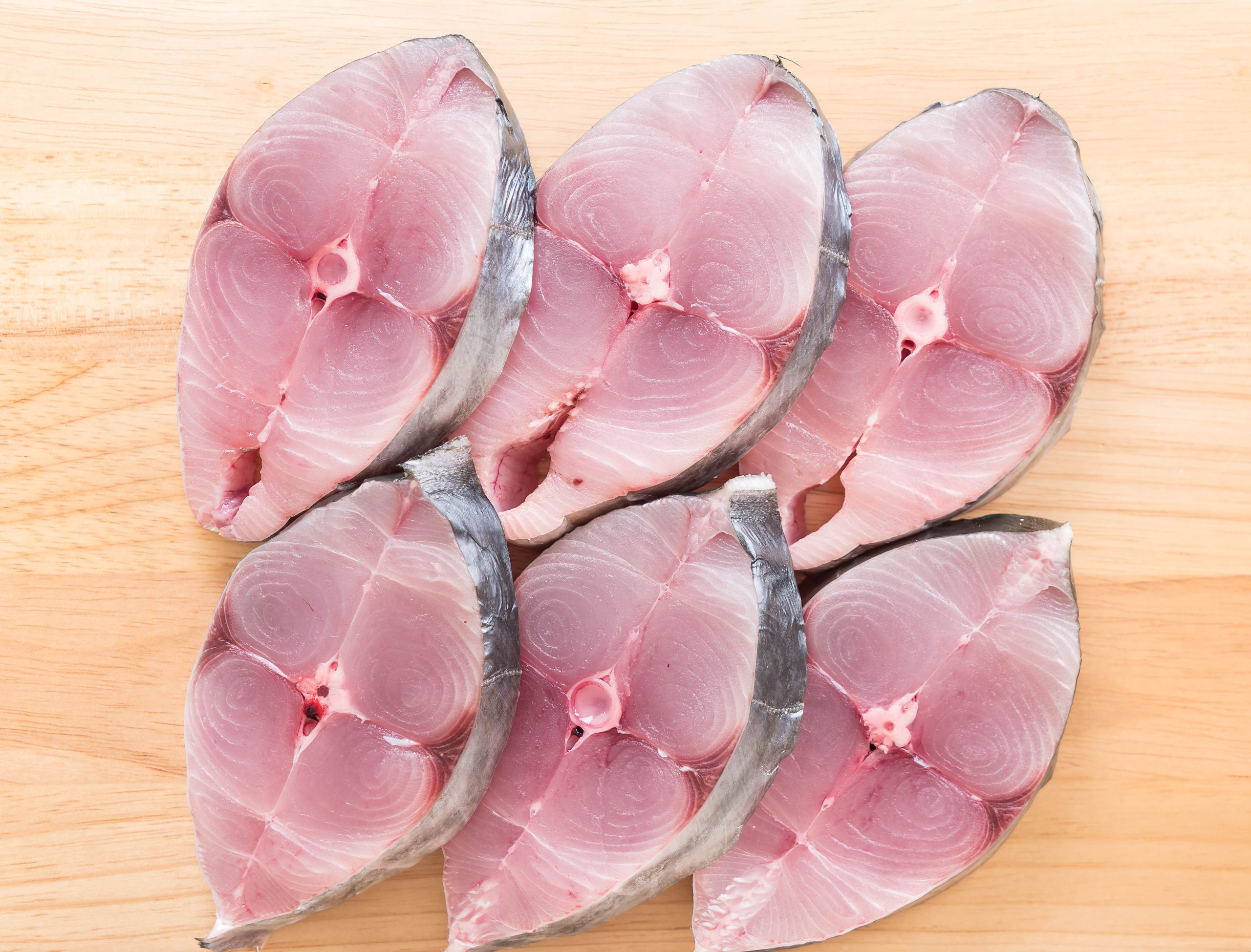 No entanto, devido à sua posição no topo da cadeia alimentar, pode acumular altos níveis de mercúrio, o que demanda moderação no consumo.