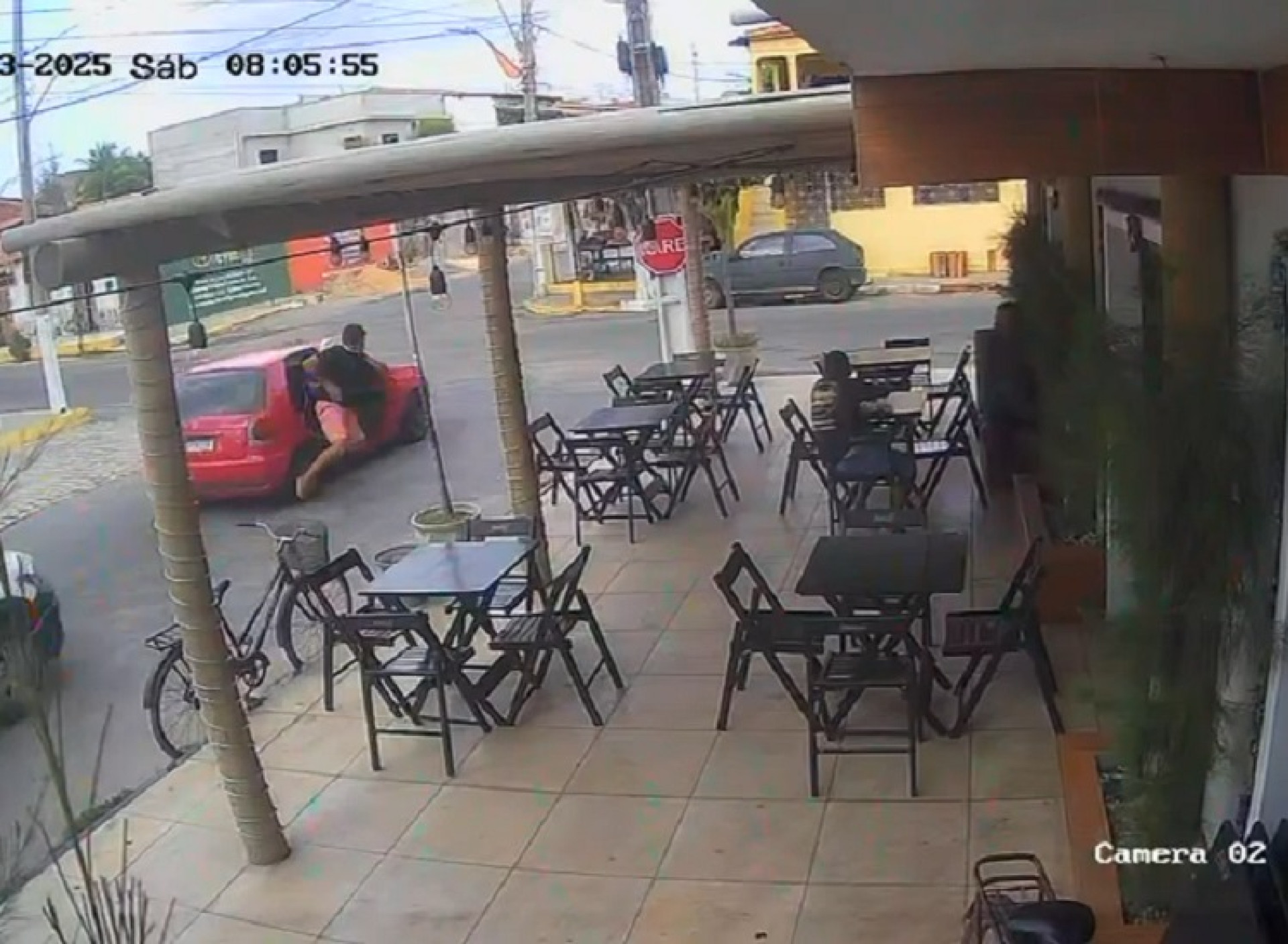 Vídeo mostra momento em que vítima de sequestro salta de carro em movimento em Aracati (Foto: Reprodução)