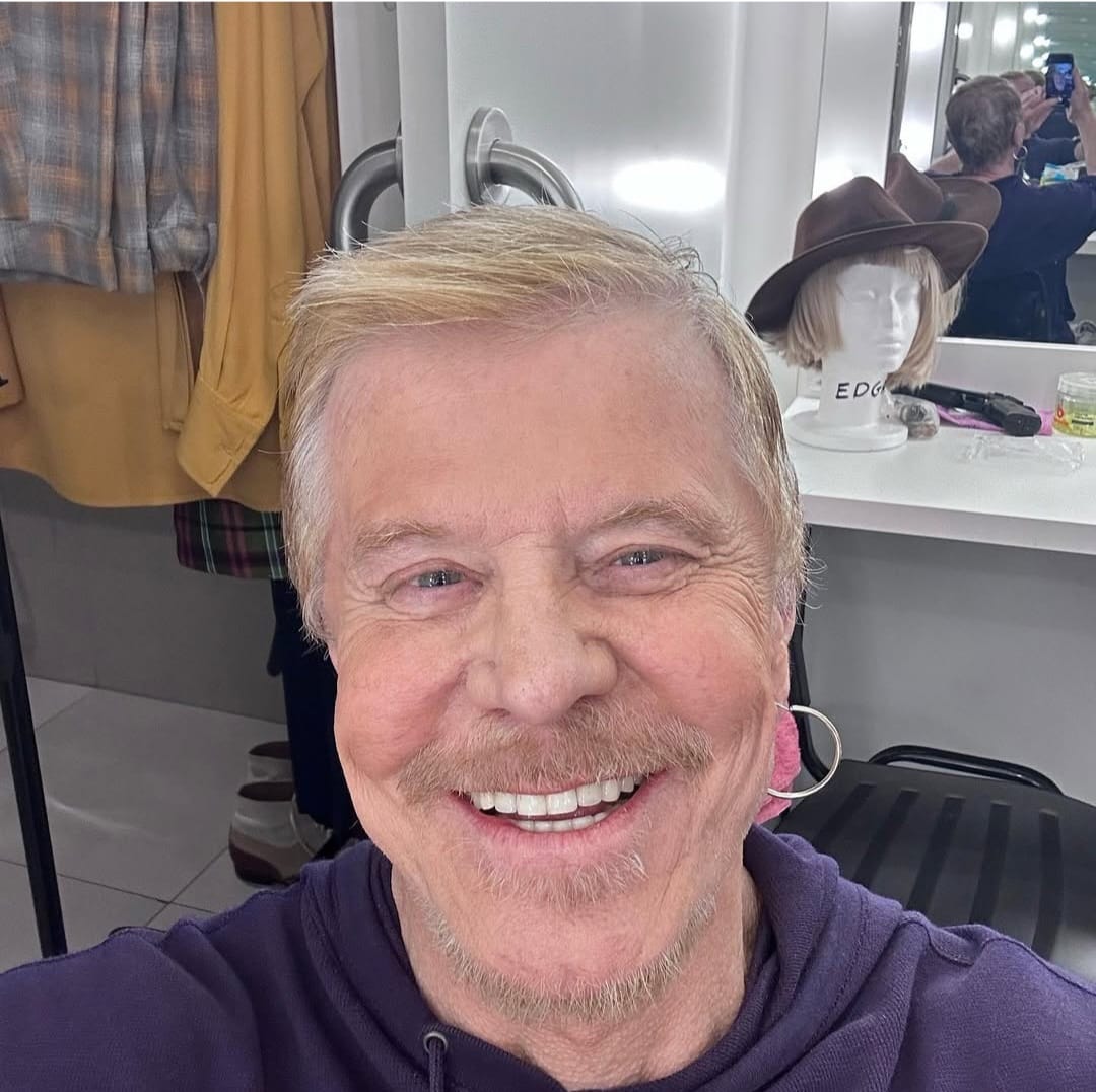 Miguel Falabella é ator, diretor, roteirista e apresentador, nascido no Rio de Janeiro (RJ) em 10 de outubro de 1956. Ficou famoso por séries como “Sai de Baixo”, novelas como “Avenida Brasil” e musicais teatrais, além de dublagens e direção de grandes produções.