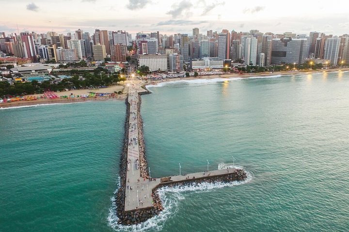Fortaleza, a capital, conta com 2.428.678 habitantes e é um destino turístico popular.  Caucaia, com 365.212 habitantes, destaca-se por suas praias e crescimento urbano. 