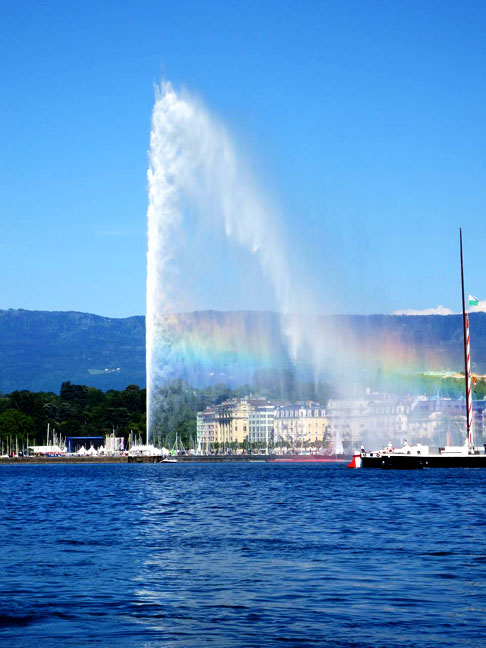 Jet d'Eau (chafariz gigante) - Genebra - Suíça. Localizado no Lago de Genebra, o Jet d'Eau foi inaugurado em 1891, e é conhecido por seu jato de água que atinge até 140 metros de altura. Originalmente um dispositivo de alívio de pressão para a rede de água da cidade, tornou-se um ícone turístico e um símbolo de Genebra.