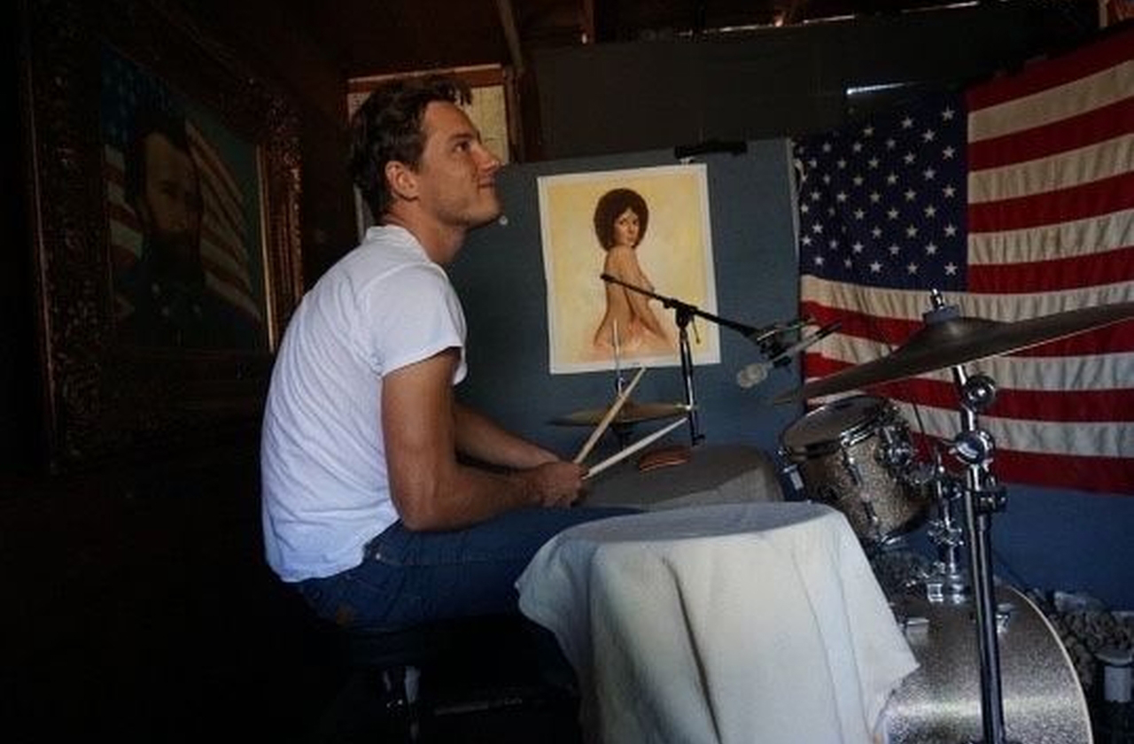 Além da atuação, ele tem interesse por música e já tocou bateria em uma banda chamada The Surfing Magazines. Ao valorizar, ainda, literatura e artes visuais, molda sua sensibilidade artística. Essa pluralidade de interesses mostra um artista que busca inspiração em diferentes formas de expressão.

